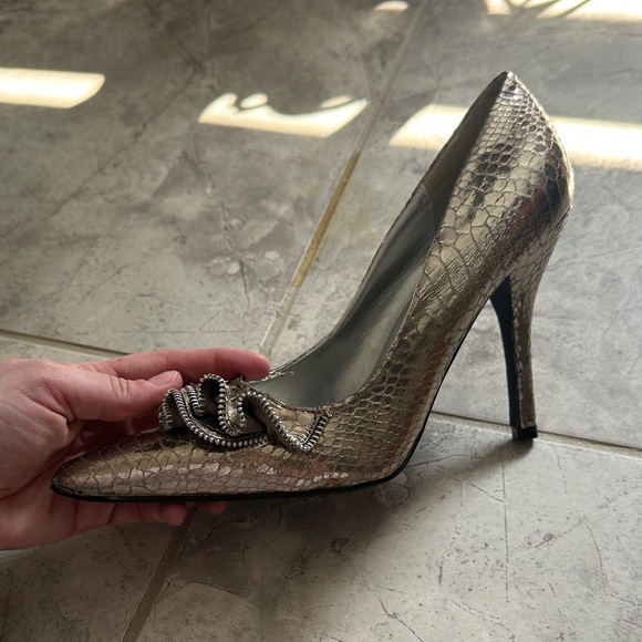 RARE Y2K Style, MobWife Karolyn Metallic Gold Snakeskin Ruffle Pumps 7.5 ✨ - Picture 9 of 9